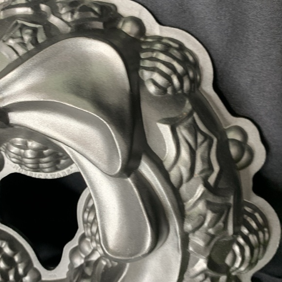 NWOT Nordic Ware Holiday Wreath Bundt pan - Picture 4 of 10